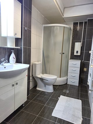 Se izdava trosoben stan vo Topnasko pole