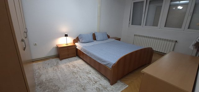 Se izdava trosoben nameste stan 