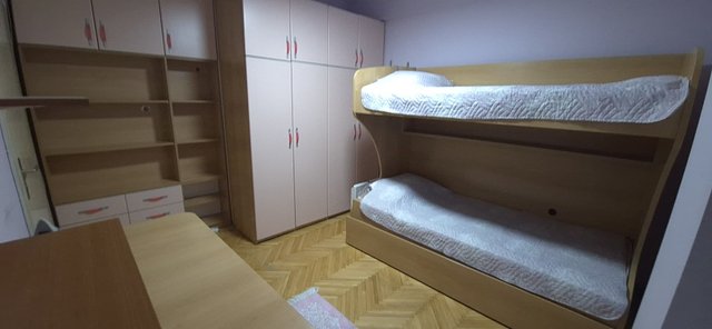 Se izdava trosoben nameste stan 