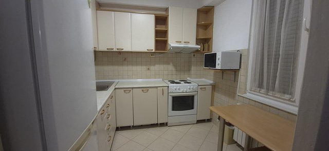 Se izdava trosoben nameste stan 