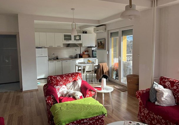 KOD.2057 SE PRODAVA super svetol otvoren stan vo Karpos 4